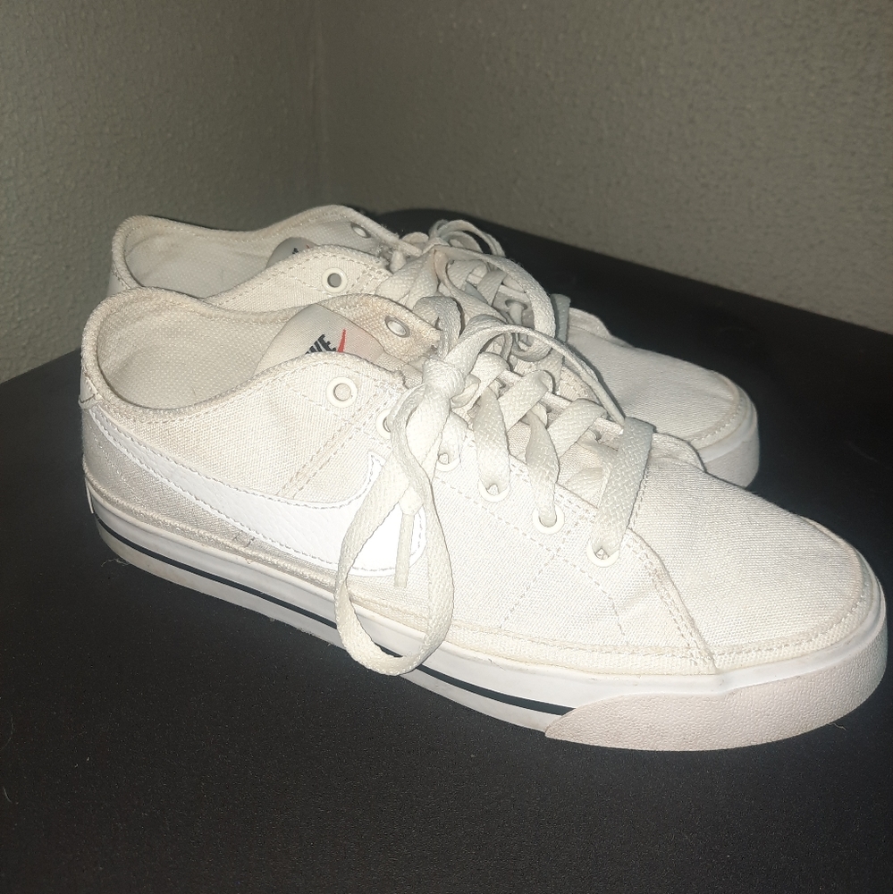 Nike women's size 8 Court Legacy sneaker